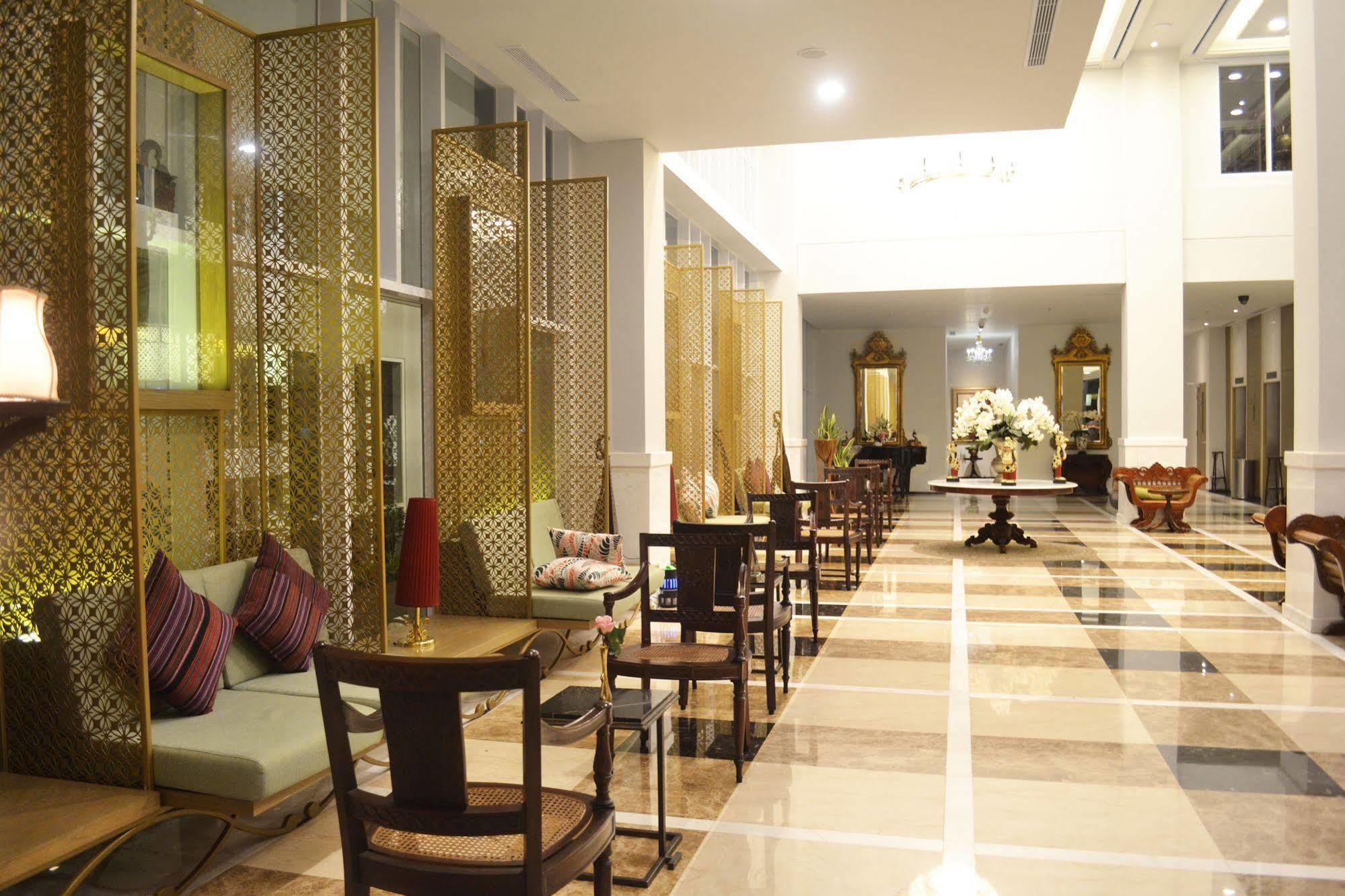 La Lisa Hotel Surabaya Exterior foto